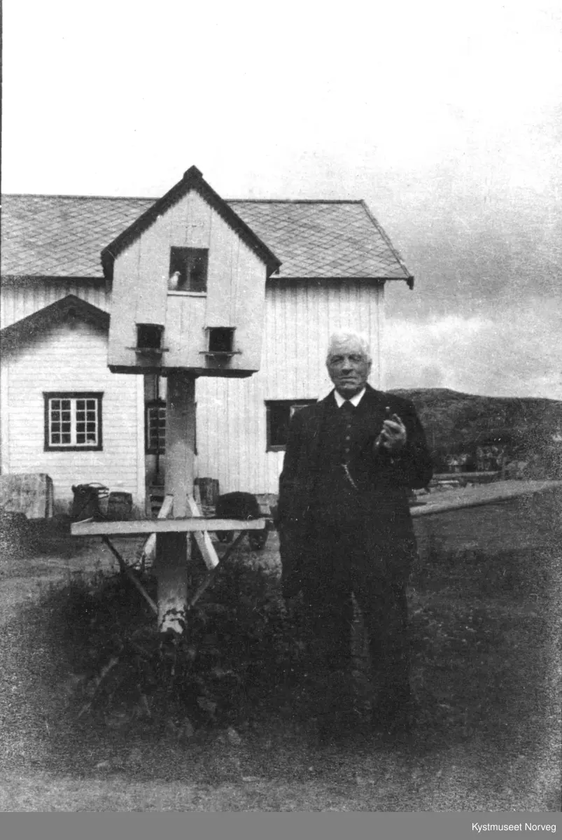 Kjøpmann Johan Berg på tunet ved Berggården