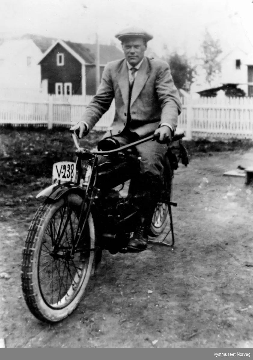 Olav Wassås på en Cleveland motorsykkel