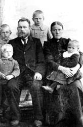 Lars Buvik og Margrethe Olsdatter Hagen med barna Kristian, 