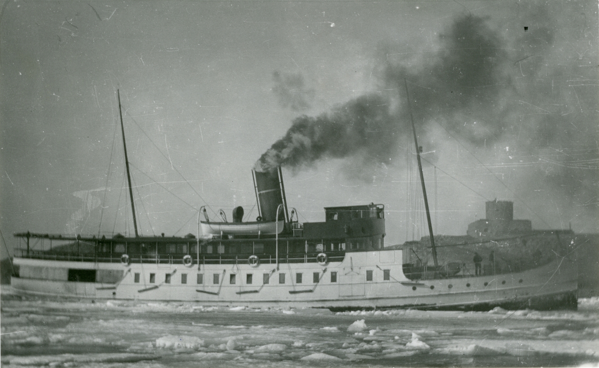 Passagerarångfartyget  BOHUSLÄN av Marstrand i Martstrands hamn 1921.