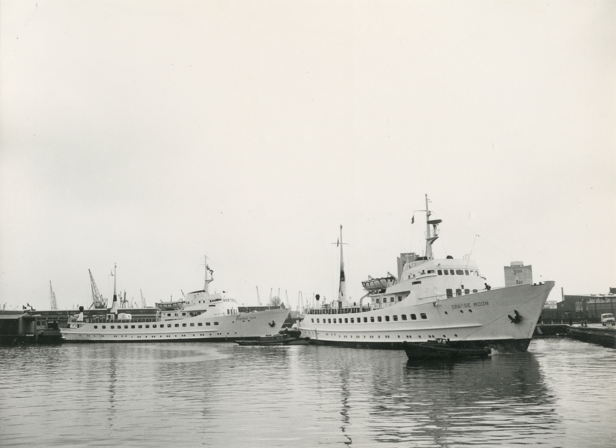 Passagerarmotorfartygen Orange Moon och Orange Sun.
Foto från Köpenhamn 1960