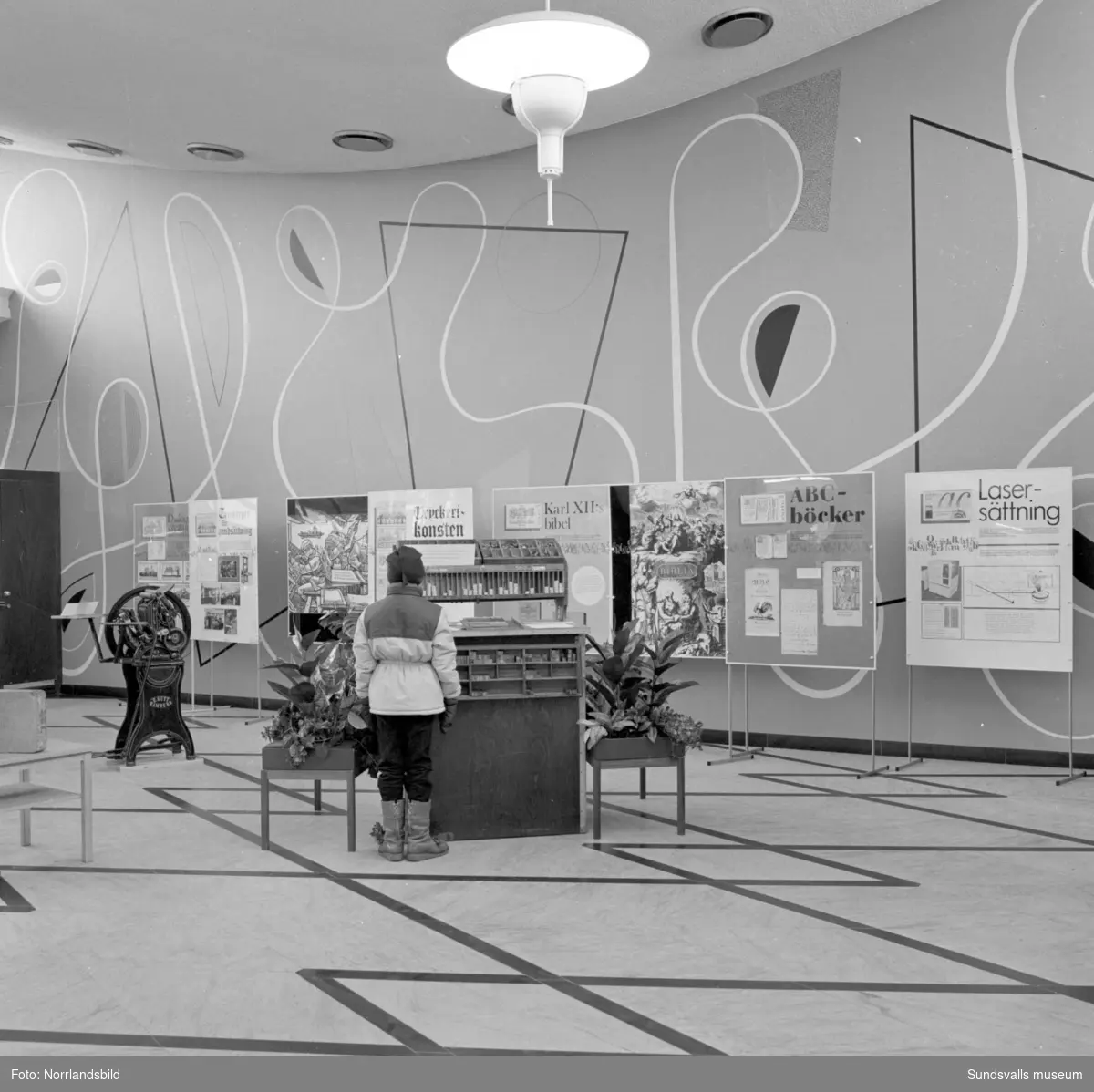Invigning av utställningen "Tryckort Sundsvall" - en utställning om tryckerihistoria i Sundsvall arrangerad av Sundsvalls museum och Sundsvalls grafiska klubb, 7/5-28/8 1983. Det tryckta ordet 500 år. De tre sista bilderna visar en skärmutställning på postkontoret.