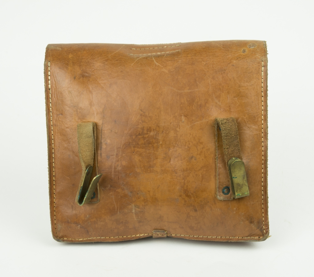 Väska för trådsignalpersonal. Läderväska med axelrem. Läderväskan innehåller Burk med spikmärlor, eltape, plattång med läderband, skruvmejsel mm.