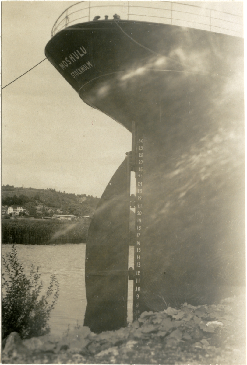 [från fotobeskrivningen:] [---] "F d 4-mastbarken MOSHULU som magasinsfartyg (hulk) i Hammarbysjön, Stockholm på 1960-talet." [---]