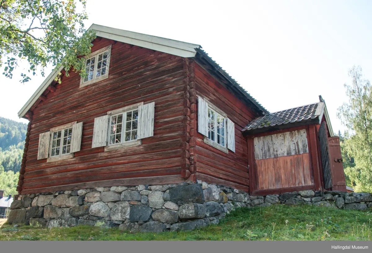 Kolsrudstugu, Flå
Bygd ca.1801
Stor hallingstue 
Rikt innbo
Rosemalt av bl.a. Embrik Bæra (1832) og Knut Luraas (1831)

Built about 1800
A large dwelling house 
Decorated interior
Painted with floral pattern by Embrik Bæra (1832) and Knut Luraas (1831)

Errichtet um 1800
Ein großes Wohnhaus 
Viele Einrichtungsgegenstände
Mit Rosen bemalt von Embrik Bæra (1832) und Knut Luraas (1831)