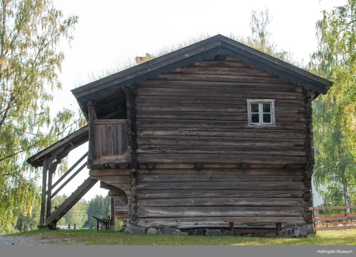 Trøymstugu, Hemsedal
Bygd ca. 1650
Prestestue med forrådsrom
Malte interiører

Built about 1650
Living quarters for the minister
Storeroom for food
Painted interior

Errichtet um 1650
Wohnhaus des Pfarrers
Speicher
Bemaltes Interieur