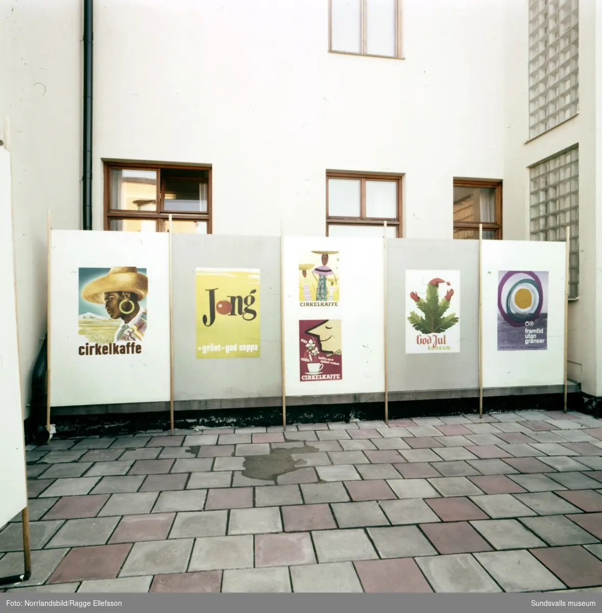 Utställning av affischer på varuhuset Forum.