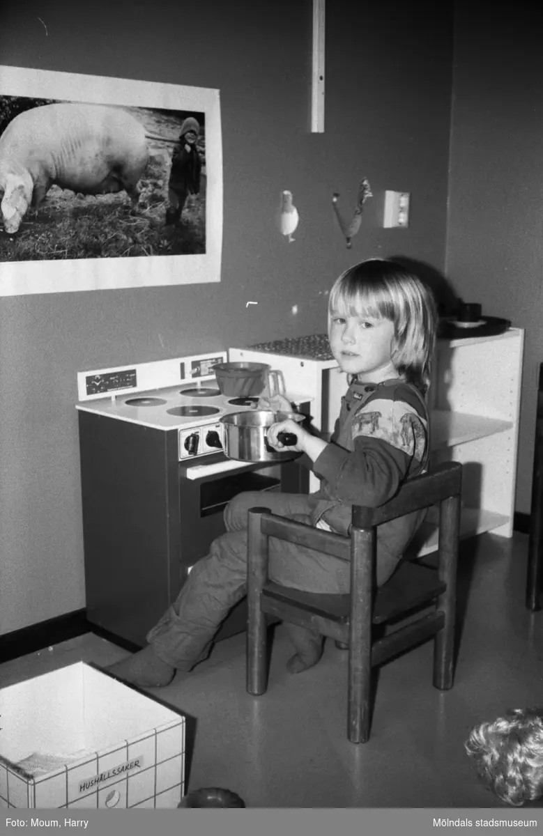 Öppen förskola på Almåsgården i Lindome, år 1983. Flicka vid leksaksspis.

För mer information om bilden se under tilläggsinformation.