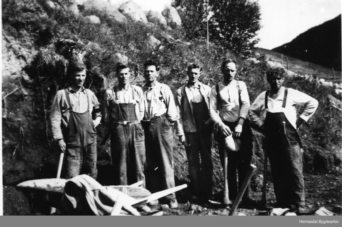 Lio, vest for Skøytebrua, i Hemsedal i 1938.
Arbeidarar frå den såkalla "Ungdomshjelpa" som vart sett til ekstraordinære veganlegg for å sysselsetja ungdom i dei harde 1930-åra.