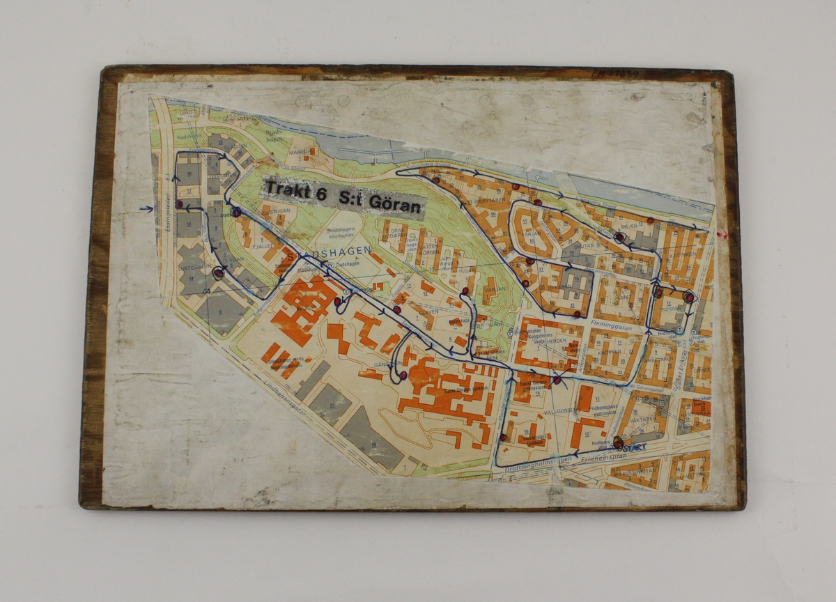 Karta över del av Stockholm, uppklistrad på plywoodskiva. Ena sidan visar Kungsholmen nordost (Stadshagen), den andra sidan Kungsholmen nordväst. Färdvägen för tömningen av brevlådor är inritad med kulspetspenna. Märkt "Trakt 6 S:t Göran" på kartsidan visande den nordostliga delen.