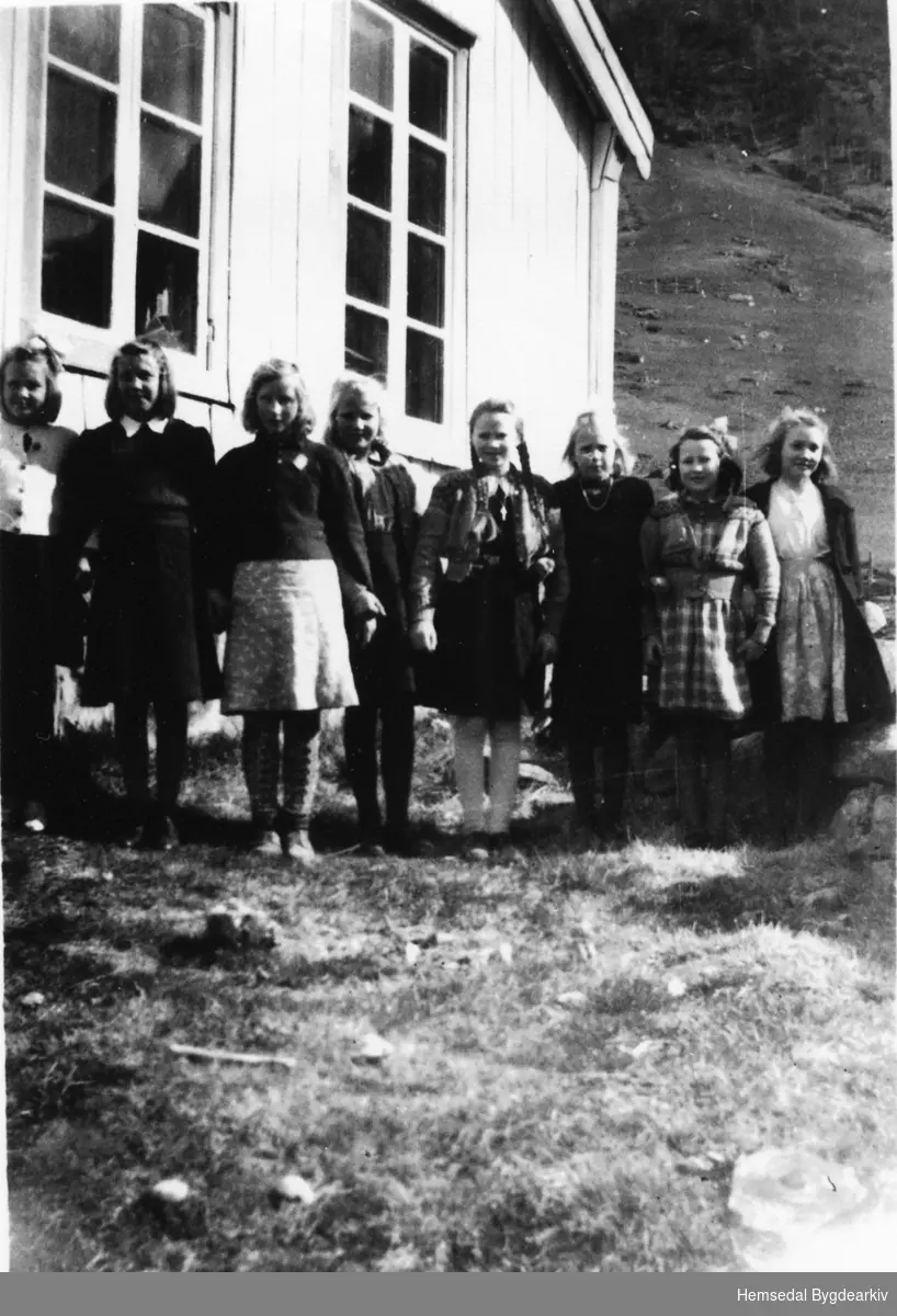 Fjerde til sjuande klasse ved Grøndalen skule i 1945.
Frå venstre: Ingebjørg Groset, Olga Grøndalen, Helga Bråten, Borghild Haugen, Ragnhild Haldis Hjelmen, Ingrid Haugen, Astrid Grøndalen og Inger Danneborg.