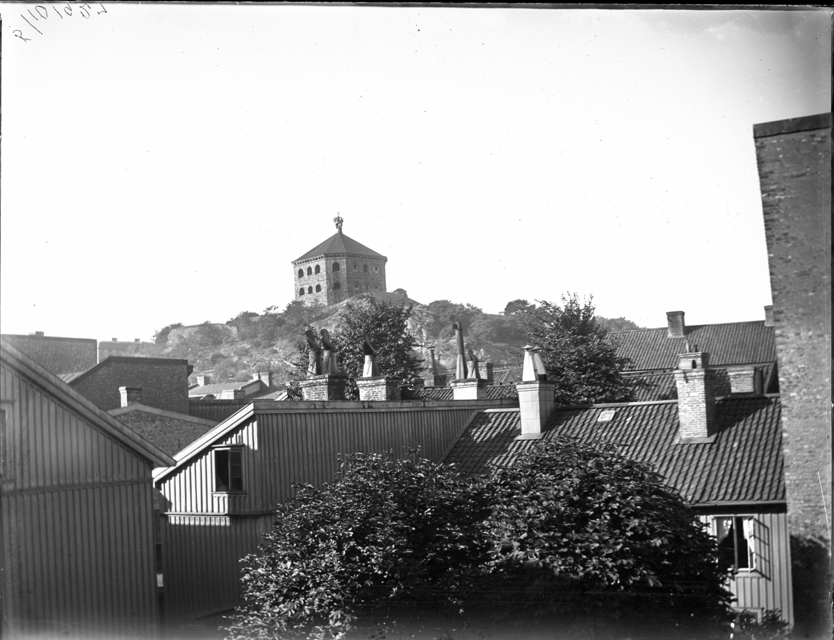'Bildtext: ''Skansen Kronan 5/10 1927.'' :: Vy upp mot Skansen Kronan, med hustak i förgrunden. Skorstenar. ::  :: Ingår i serie med fotonr. 5228:1-11.'