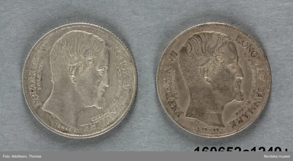 Två likadana mynt, Tronskiftespecie.
