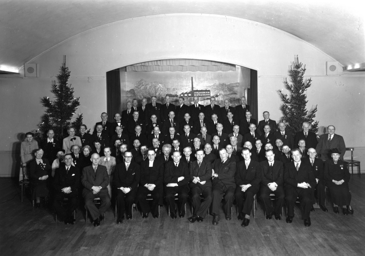 Arbetare på Papyrus, pensionerade samlade på Réstaurang Gillet? för att erhålla gratulationer, 20/12-1949.