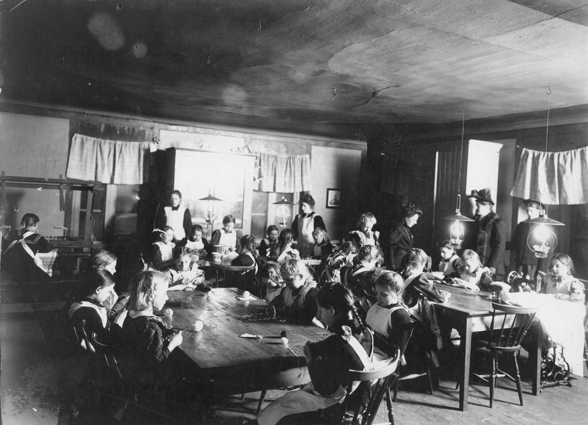 Halmstads arbetsstuga för barn, 1906-1953. Gamla Laholmsvägen.
Sista arbetslokalen fanns i församlingshemmet på Karl XI:s väg.