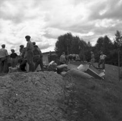 Vardens arkiv. "Brann hos Kåre Hansen, Melum" 19.08.1953