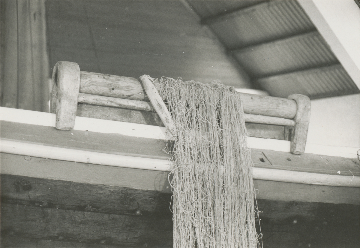 Motiv av en garnrull med garn på en båt fra ei tidligere utstilling i båthallene ved Sunnmøre Museum.