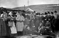 Paddeby (Vuostejogohppe-Vuistjegoppa) ca. 1892. De to jenten