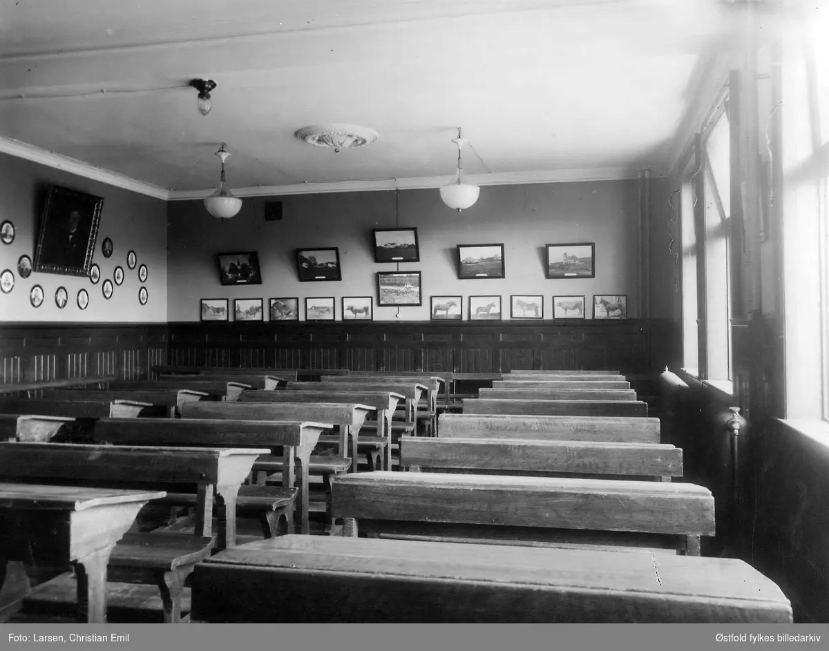 Kalnes landbruksskole i Tune, Sarpsborg, ca. 1930. Interiør fra undervisningsrom.
