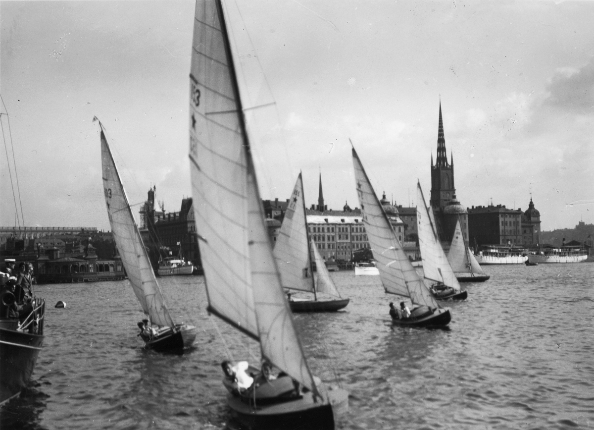 "Idrott 2 sp".
Stjärnbåtar på Riddarfjärden, möjligen under den s k Stadshusregattan (Ungdomens hösttävlingar i segling) något av åren 1934-38.