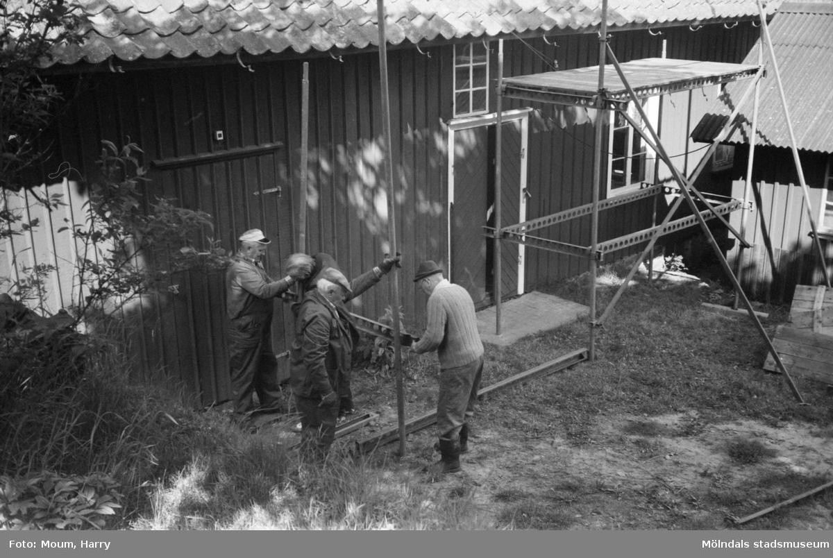 Hembygdsgården Börjesgården i Hällesåker, Lindome, år 1983. Byggnadsunderhåll på gårdens snickarbod.

För mer information om bilden se under tilläggsinformation.