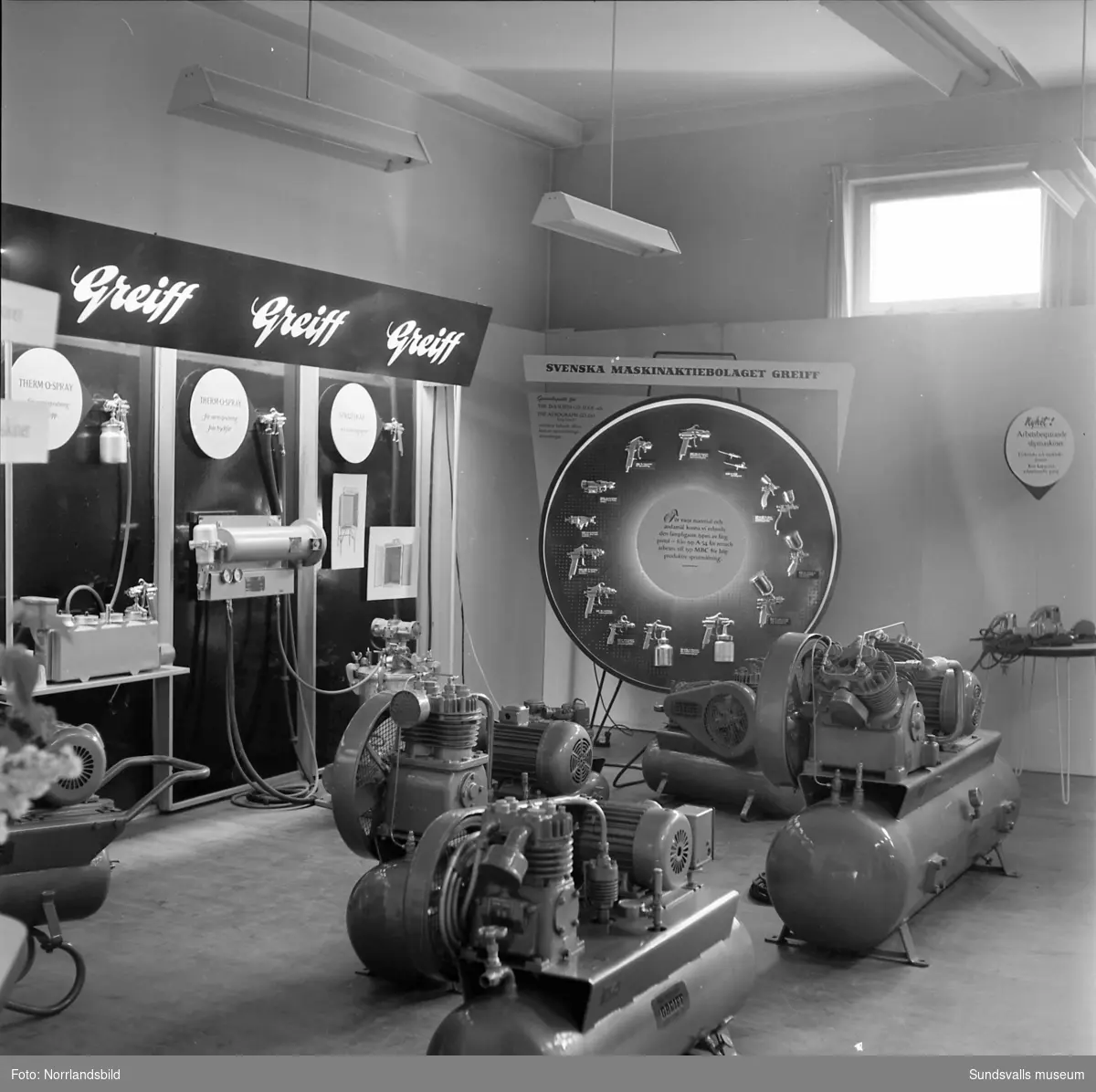 Greiff visar sprutlackeringsutrustning på Sundsvallsmässan 1954.