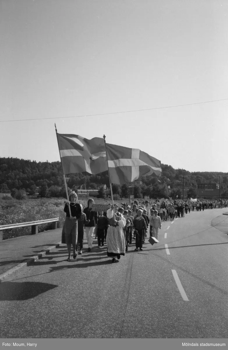 Nationaldagsfirande i Kållered, år 1983. Festtåg på Labackavägen.

För mer information om bilden se under tilläggsinformation.