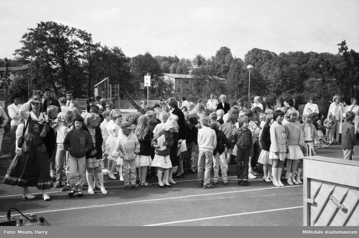 Skolavslutning på Liveredsskolan (senare Östergårdsskolan) i Kållered år 1983.