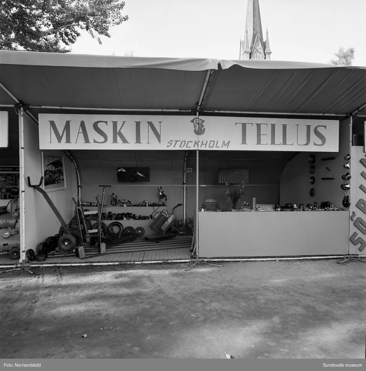 Maskin Tellus från Stockholm. Monter på Sundsvallsmässan 1954. Verktyg, redskap och maskiner.