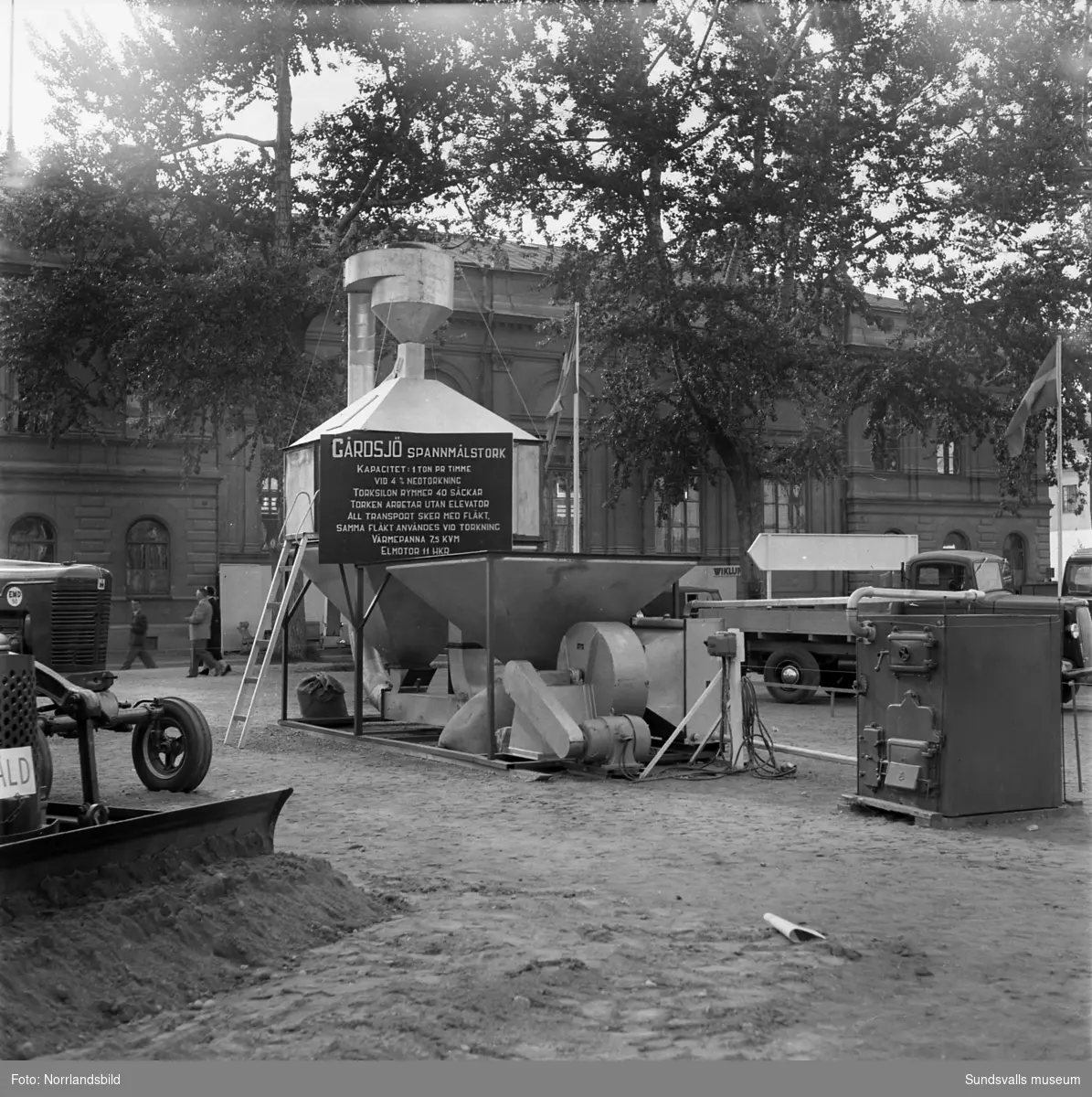 Mela, jordbruksmaskiner och stängsel, monter på Sundsvallsmässan 1954.
