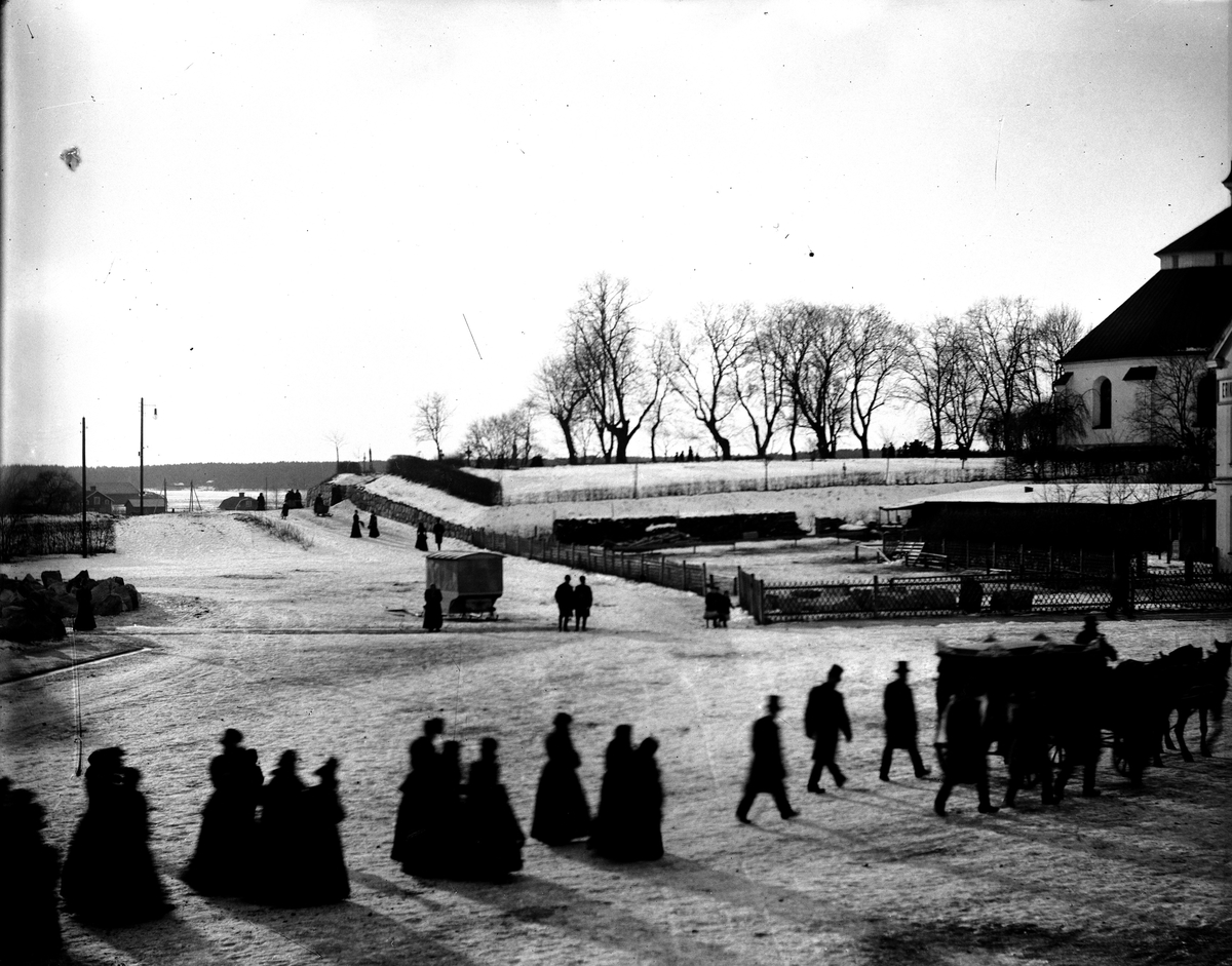 Begravningståg passerar Stora torget i Köping. Fotograf Hultgren.