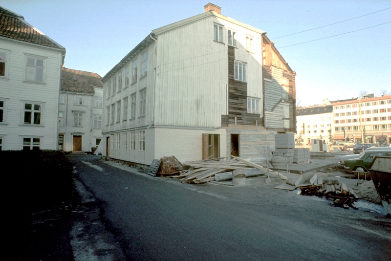 Tyholmenbebyggelse. Madam Reiersens hus, fasade mot sør, under restaurering.