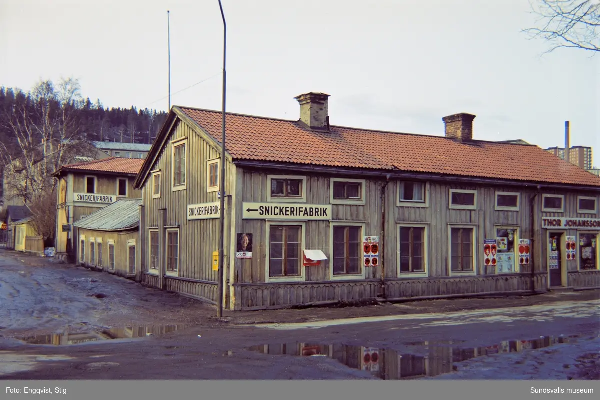 Skepparegatan 10-12, med Thor Johanssons livsmedelsbutik längst till höger. Till vänster Malmskillnadsgatan med snickerifabriken.