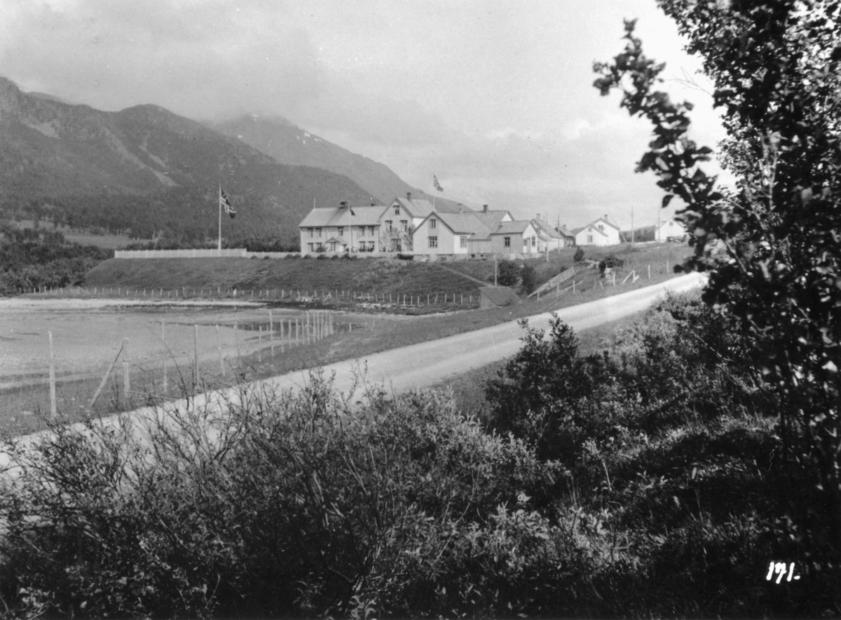 Jordbrukskomiteen på Stortinget foretok en reise til Finnmark i 1935.Kleppe var med, og ga bildene sine fra denne turen til fylkesmann Gabrielsen etter krigen. Dette bildet er fra Alteidet handelsplass.
