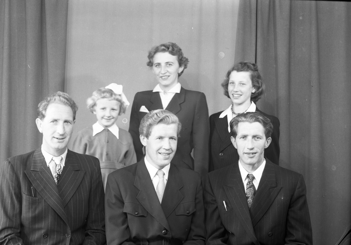 Familiegruppe,jakke,kjole
Bak frå v.Gerd ,Marie og Ambjør Ødegård.
Framme frå v.Alfred, Arne og,Asle Ødegård.