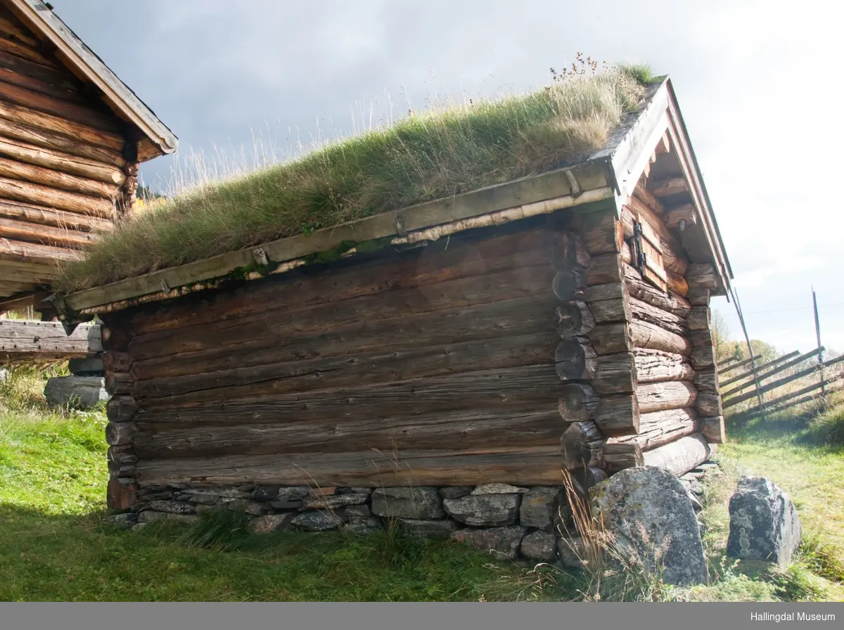 Hestestallen er liten med kledd tømmer.  Den har torvtak og jordgolv.  Den er bygd mellom 1850 og 1875 av Halvor Løkje.