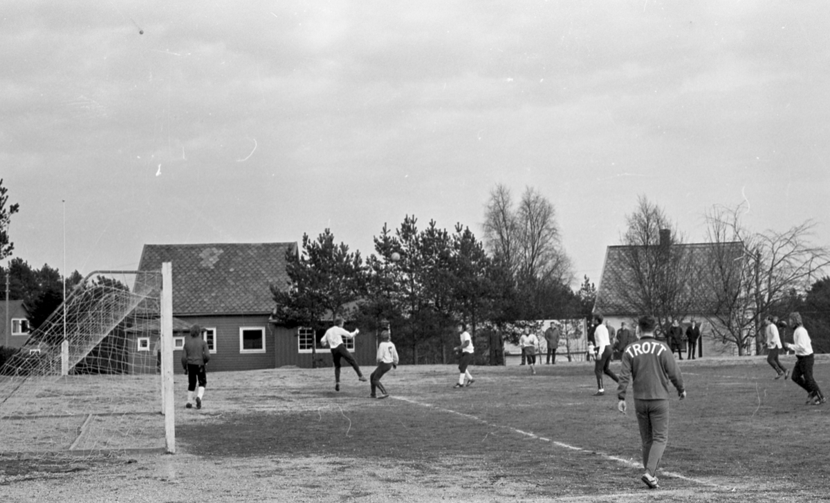 Diverse fotballkamper på bl.a. Haugesund stadion, banen ved Solvang skole og Haugebanen. Publikum følger spent med.