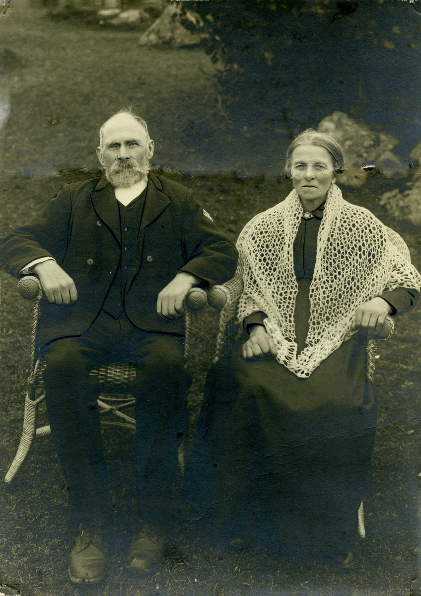 Portrett - Eldre herre med skjegg og eldre dame med strikkeskaut.