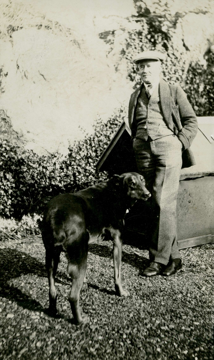 Portrett - Eldre herre med hund.