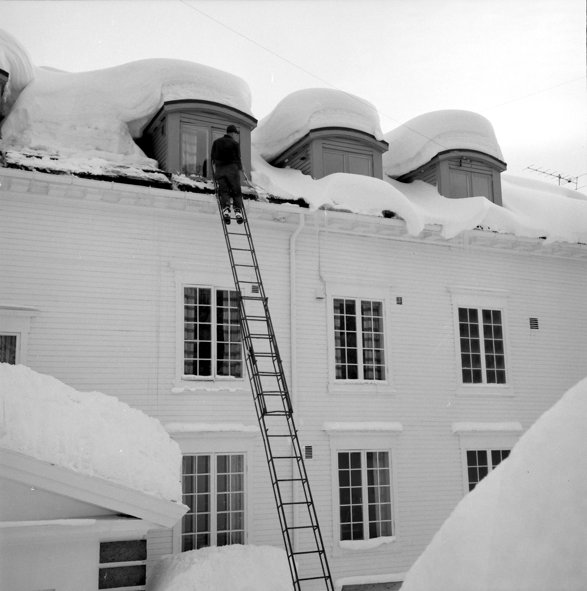 Snørydding på taket på Hovedkontoret på Løkken.