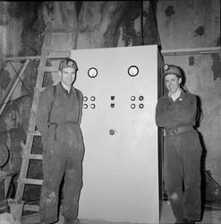 Arbeidere ved teknisk installasjon i gruva.