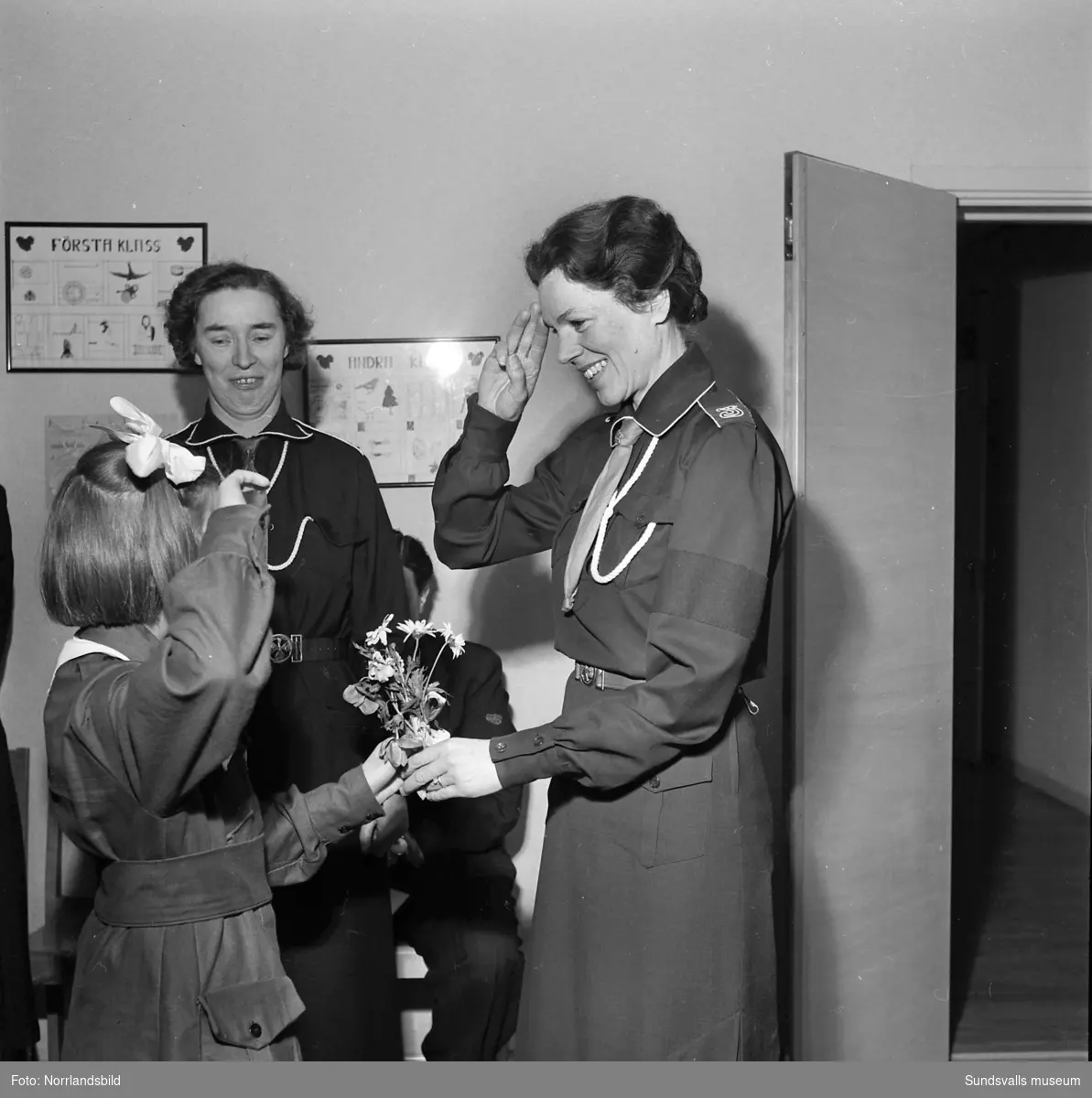 Estelle Bernadotte, ordförande i Sveriges Flickors Scoutförbund, SFS, 1949-1957, på besök i Sundsvall.