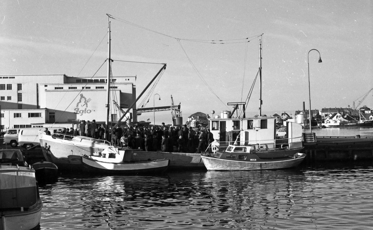 "Rusefiskeren" solgt. Interesserte kjøpere samlet for å studere båten der den ligger ved Iglo i Haugesund.