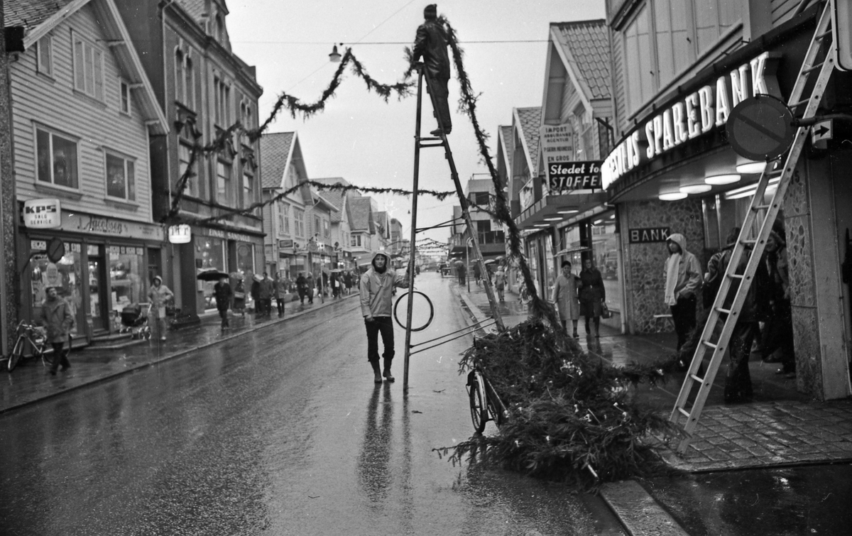 Snart jul. Julegata monteres. Julelys og granbar blir nå satt opp i Haugesunds gater. Julen nærmer seg.
