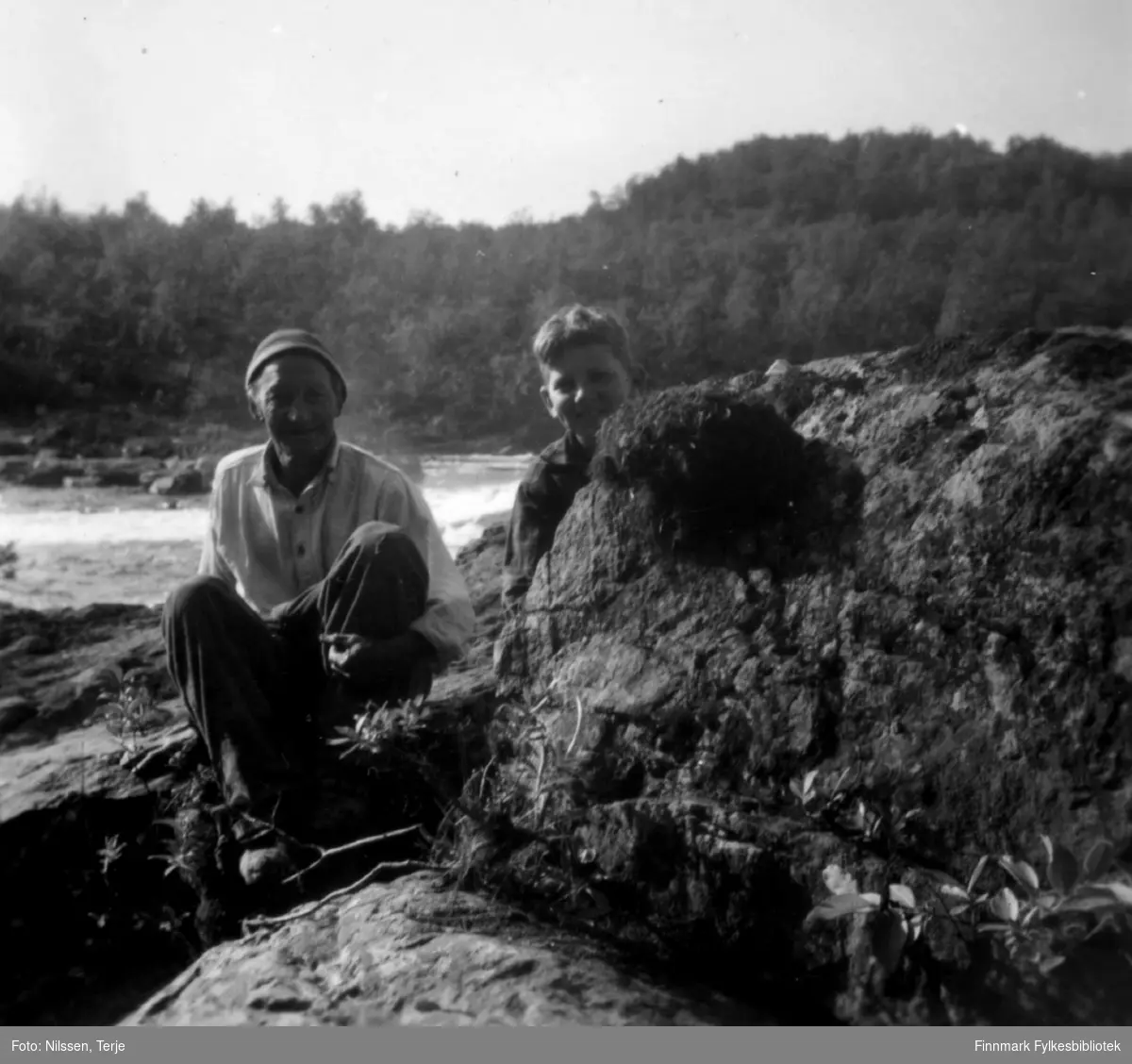 Ved Krokfossen i Neidenelva, 1957. Albert Saari og Egil Nilssen ved fossekallens rede. Albert var Egils grandonkel. Bildet er tatt på Albert Saaris eiendom Fossli