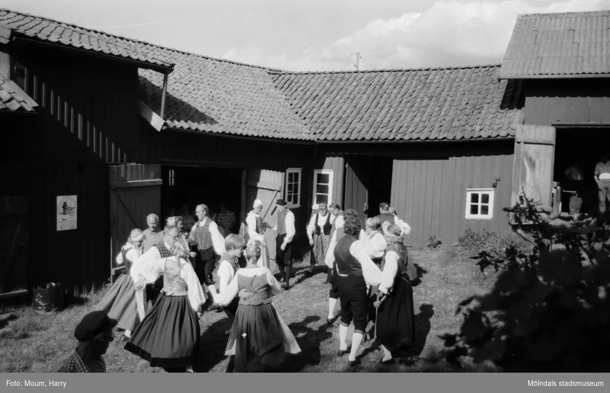 Lindome Hembygdsgille firar 20-årsjubileum på Börjesgården i Hällesåker den 23 juli år 1983. Hällesåkers folkdanslag.

För mer information om bilden se under tilläggsinformation.