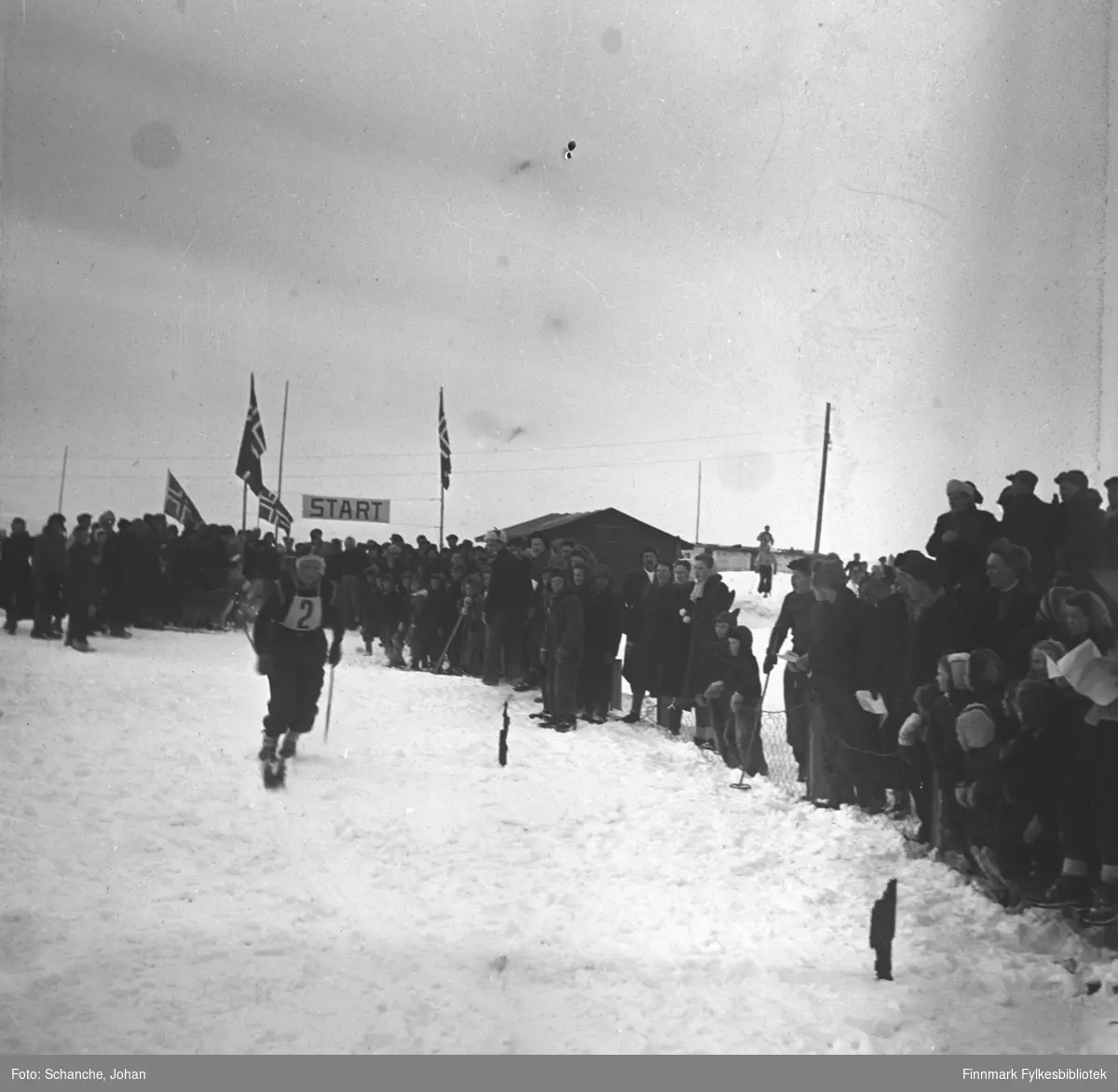 Fra kretsrennet på ski, 1946 i Vadsø. Beste finnmarking på 30 km.langrenn, Ole A. Mathisen fra Nesseby.