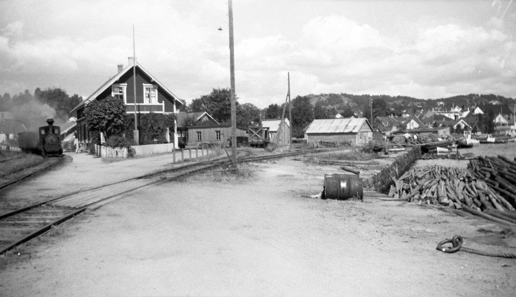 Blandet tog trukket av damplokomotiv på Lillesand stasjon på Lillesand-Flaksvandbanen.