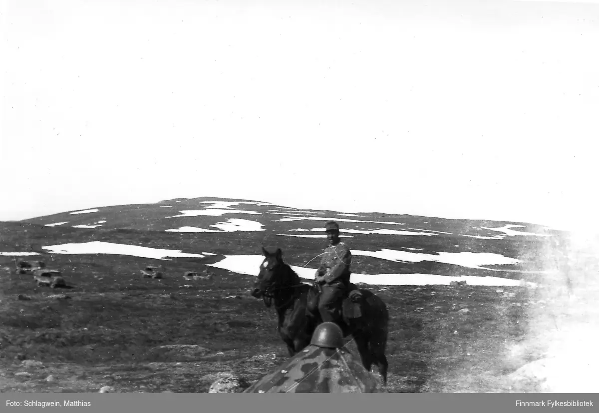 Tyske soldater øver i Kirkenes-fjellet eller lenger øst mellom Petsamo og Litsa? Sjefen sjøl til hest. Bildet har vært eid av en tysk soldat Matthias Schlagwein.