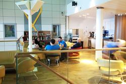 Flott interiør og arkitektur i kantinen på nye Valhall PH.